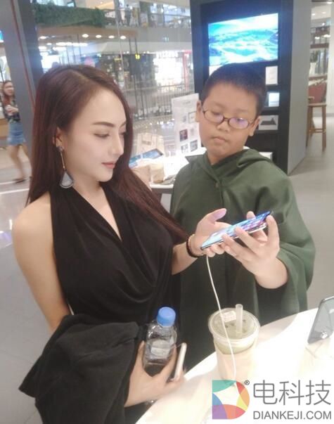 泰国小学生为约女模买iPhone X 网友：作业太少