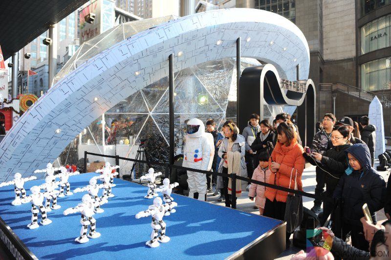 北京惊现飞碟造型天猫无人店：用机器人卖机器人