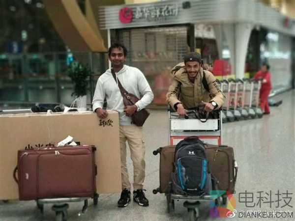 外国小哥带小米电视“打飞机”回家：新国货的最大卖点依旧是便宜？