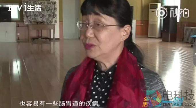 触目惊心!记者爆料网红饮品店:饮料比刷锅水还脏