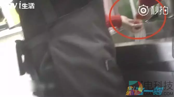 触目惊心!记者爆料网红饮品店:饮料比刷锅水还脏