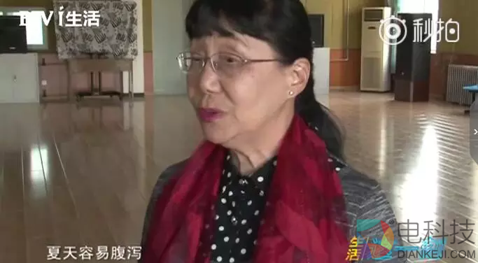 触目惊心!记者爆料网红饮品店:饮料比刷锅水还脏