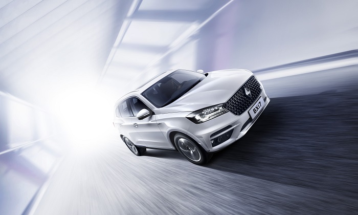 7.9秒破百最大续航375KM！这是你花30万能买到的唯一纯电四驱SUV