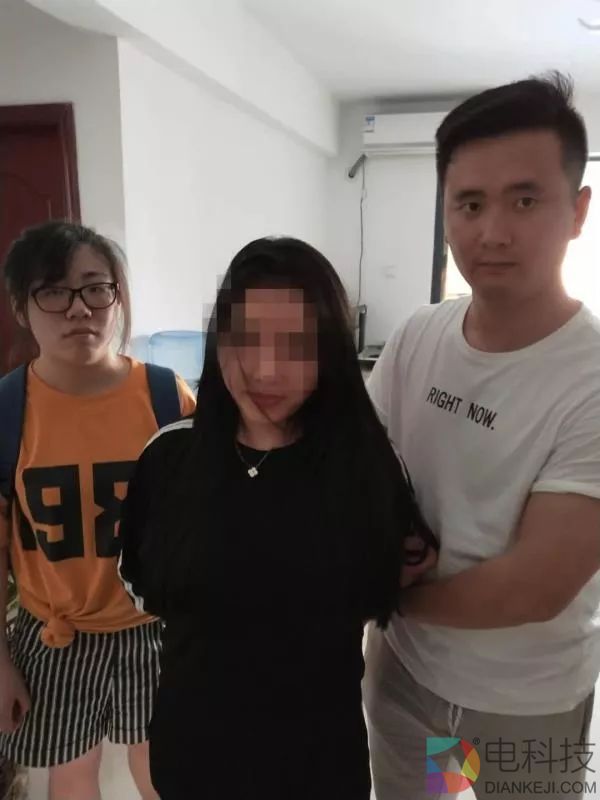 女大学生在宿舍开色情直播遭学校开除，警方查获后捣毁多个涉黄软件