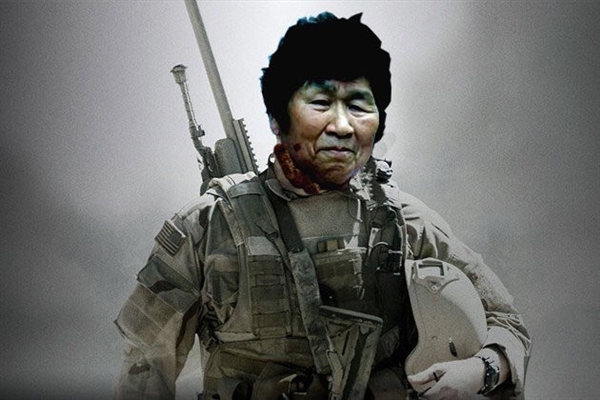 日本超硬核“社会”大妈 手持加特林笑容和蔼