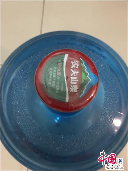 农夫山泉桶装水中现黑色异物 消费者：现在有点堵