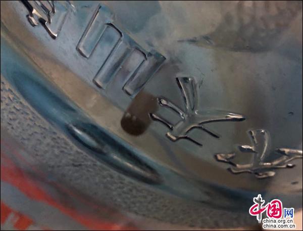 农夫山泉桶装水中现黑色异物 消费者：现在有点堵