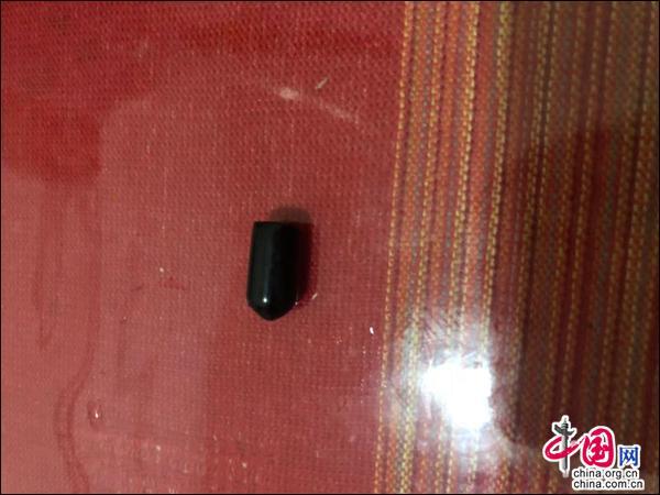 农夫山泉桶装水中现黑色异物 消费者：现在有点堵