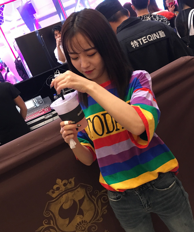 “莉哥”人设崩塌，快手上公开卖自己的微信号，网友：你不值这价！