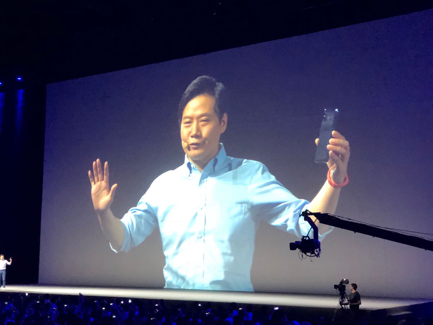 雷军：如约而至 小米8透明探索版即将开售 价格3699元