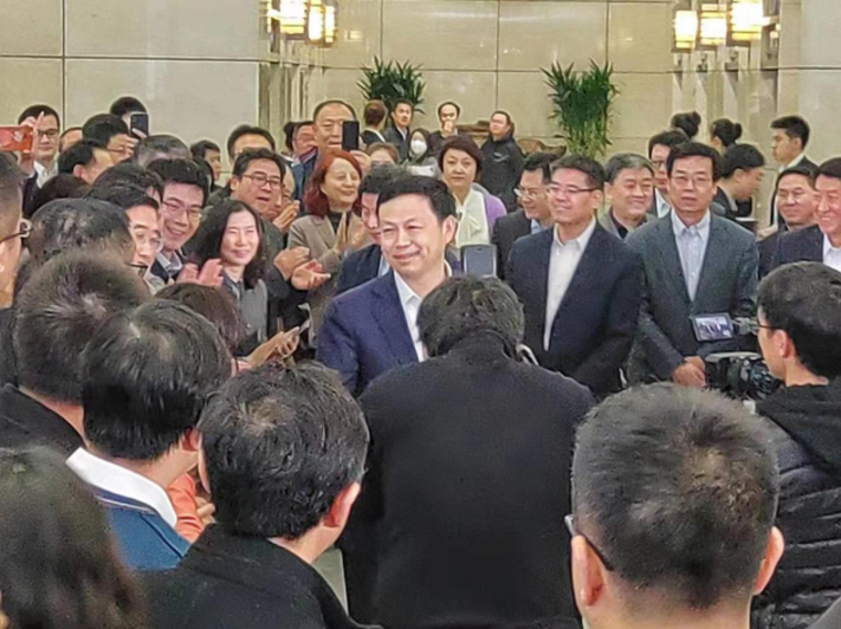 两运营商净利相差5倍 杨杰如何掌舵中国移动？