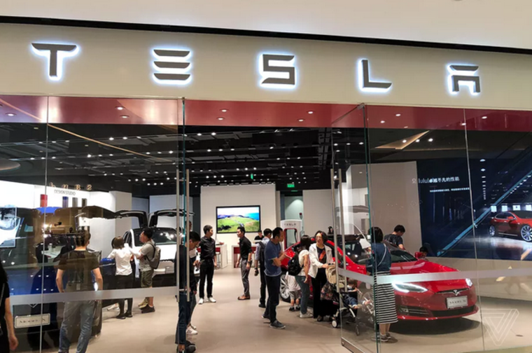 特斯拉再次改变其销售计划，暂时冻结门店关闭和裁员计划