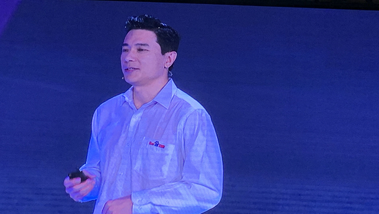 AI路上小“挫折” 李彦宏现场被泼水淡定演讲