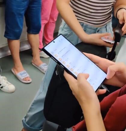 三星Note 10+真机现身地铁：挖孔屏确认
