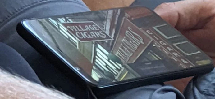  谷歌Pixel 4 XL真机谍照曝光：上下窄边框设计