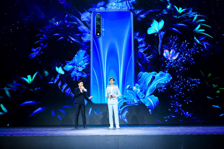    3200万前置摄像头+麒麟810仅需1899元 荣耀最强自拍手机荣耀20S发布