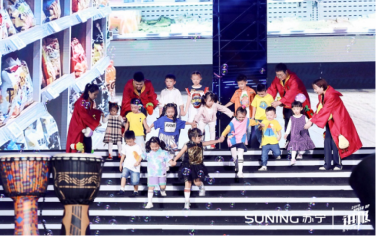 【0905晚会节目主通稿】&ldquo;零售业春晚&rdquo;点亮苏宁总部  张近东与25万人燃情狂欢(3)1856.png