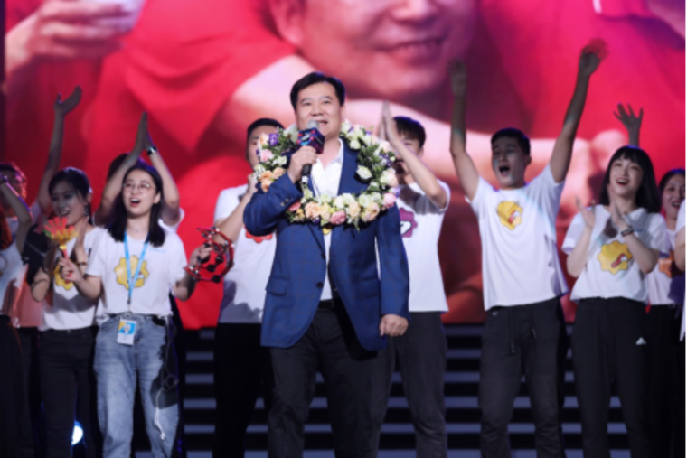 【0905晚会节目主通稿】&ldquo;零售业春晚&rdquo;点亮苏宁总部  张近东与25万人燃情狂欢(3)2102.png