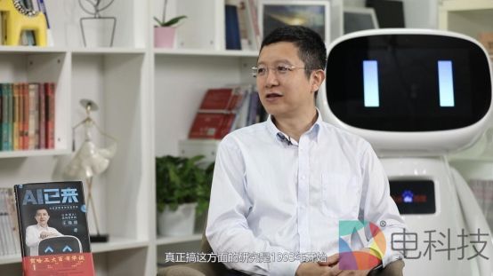 图片包含 人, 室内, 男人, 女人

描述已自动生成