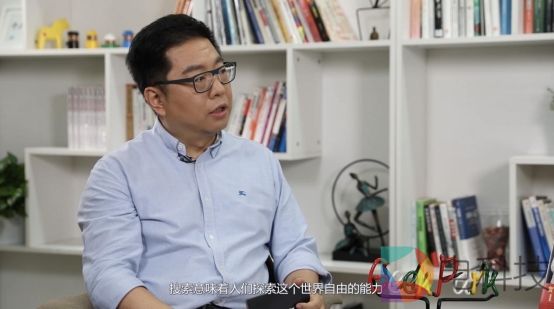 图片包含 人, 室内, 架子, 书

描述已自动生成