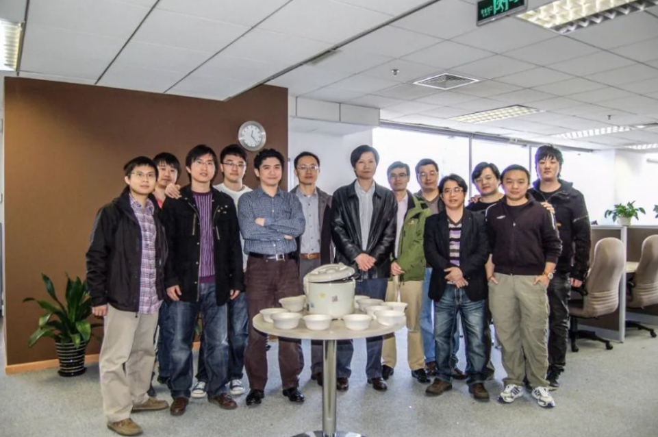 市值观察丨小米的尴尬：沦为华为与苹果大战的看客 388亿存货压力难解