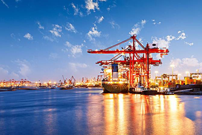 海外订单大量回巢，中国出口逆势火爆，就连82年的集装箱都用上了