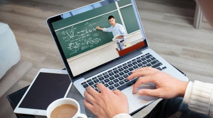 从40年英语老师到教了一辈子数学，在线教育“名师”能说句真话吗