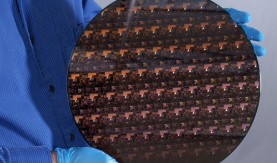 IBM制造出全球首款2nm芯片，相比7nm，速度提升45%，功耗减少75%