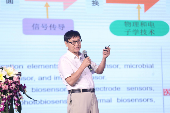 图：俄罗斯工程院外籍院士、欧洲科学院院士、深圳大学副校长张学记