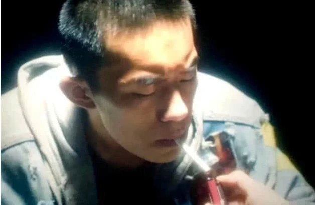 易烊千玺抽烟