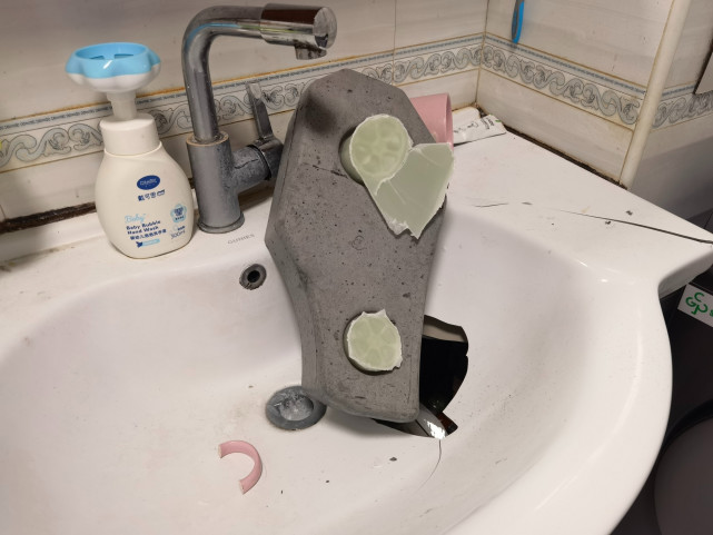 格兰仕洗衣机配种石砸坏洗手池