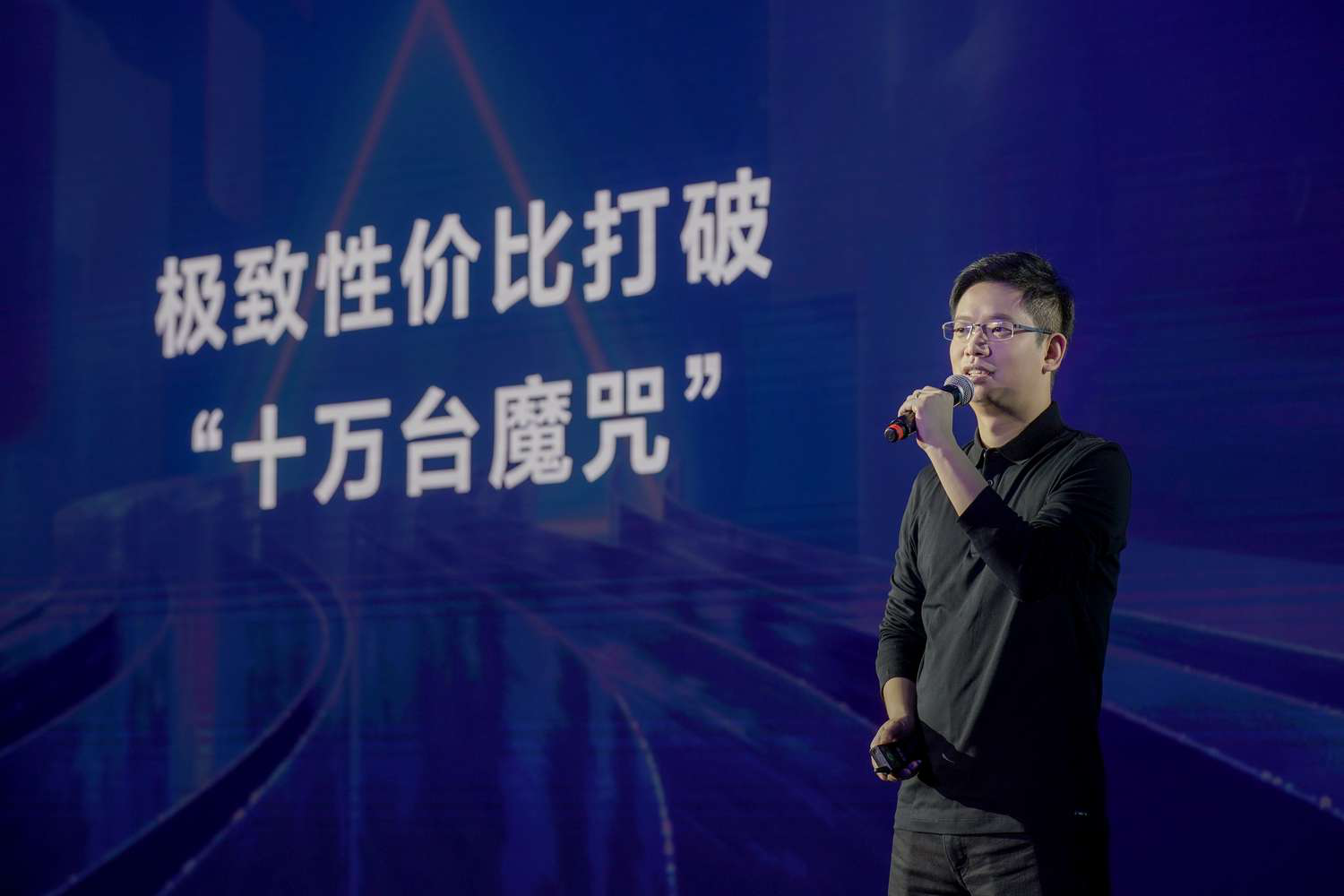 图:火山引擎总经理谭待发布全系云产品