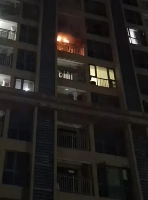 美的洗衣机使用仅半年就发生自燃，消费者阳台被烧得面目全非