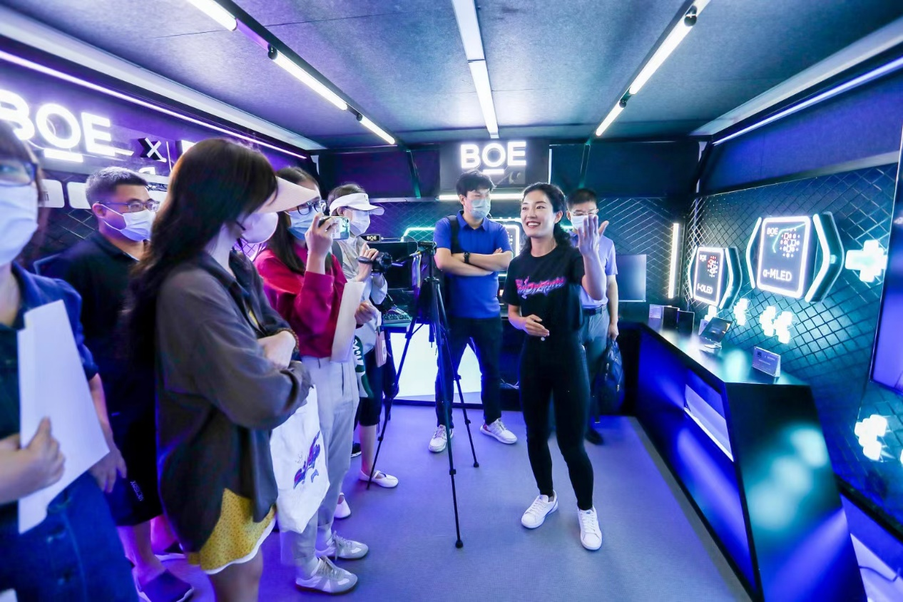  沉浸式电竞舱成金钥匙，BOE叩开电竞产业新大门