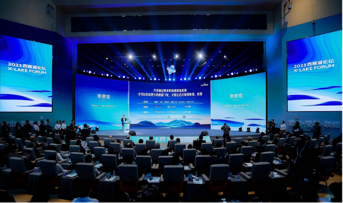 李彦宏谈AI原生时代：两个冷思考和三个热驱动