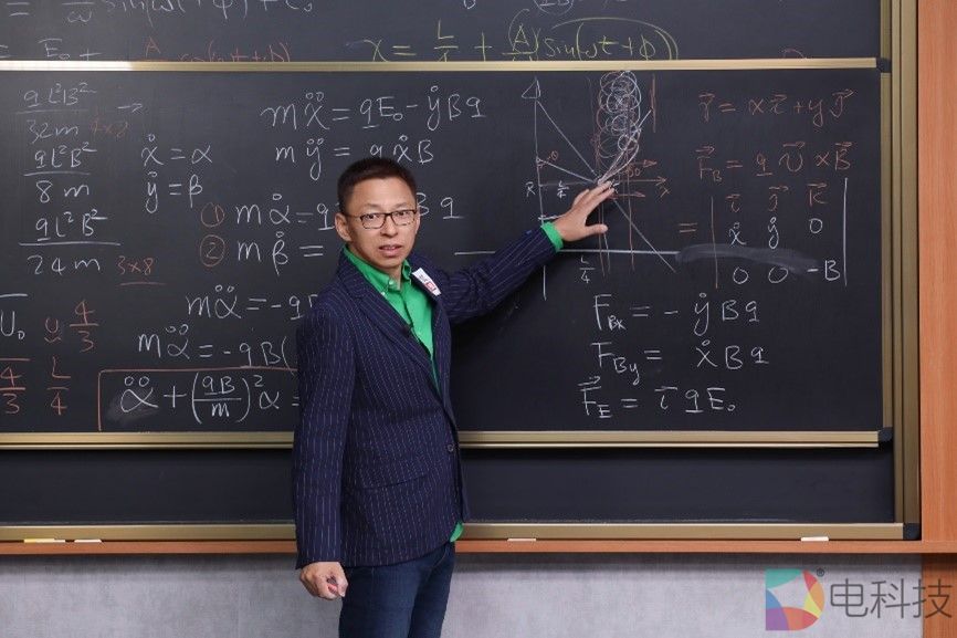 《张朝阳的物理课》高考物理解题专场开讲 张朝阳解山东、湖南卷压轴大题