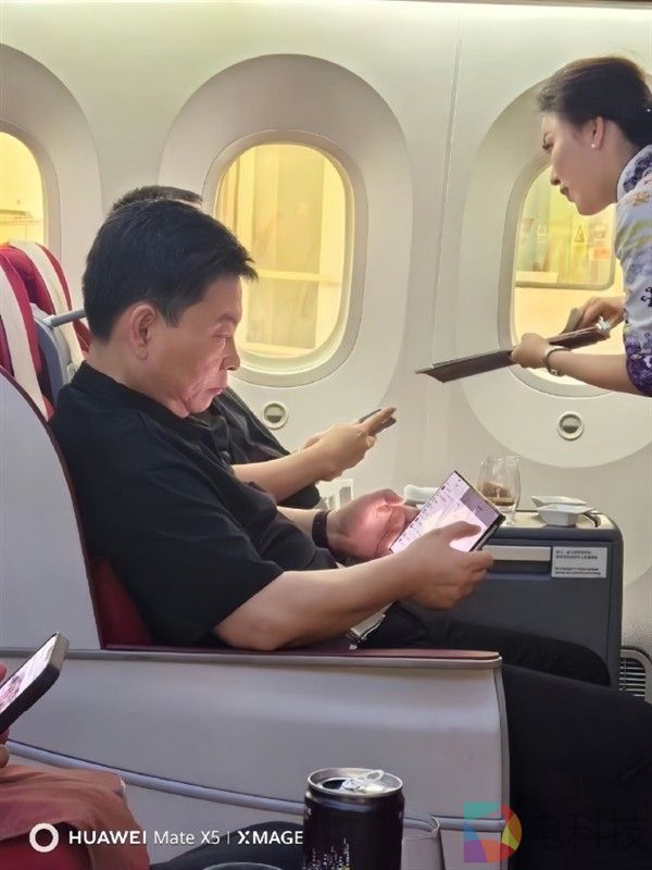 正面硬刚科技春晚，华为发布会日期撞车苹果，三折叠手机全球首创