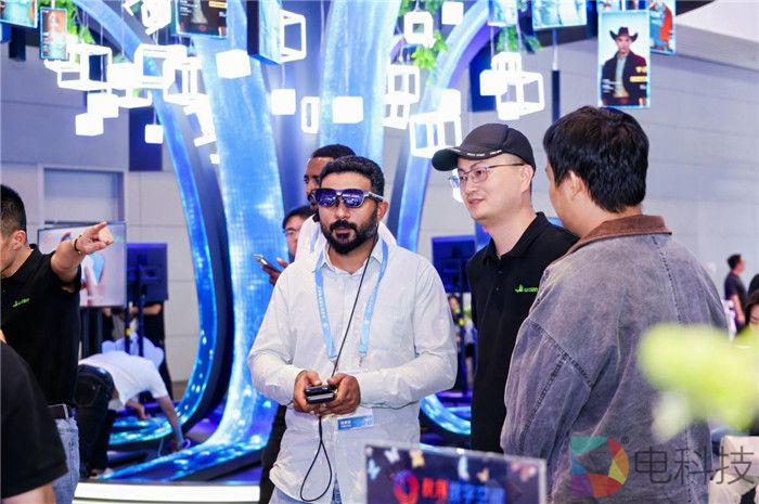 2024全球数贸会触摸AI发展脉动：机器人盛宴、前沿技术喷涌、国际范儿