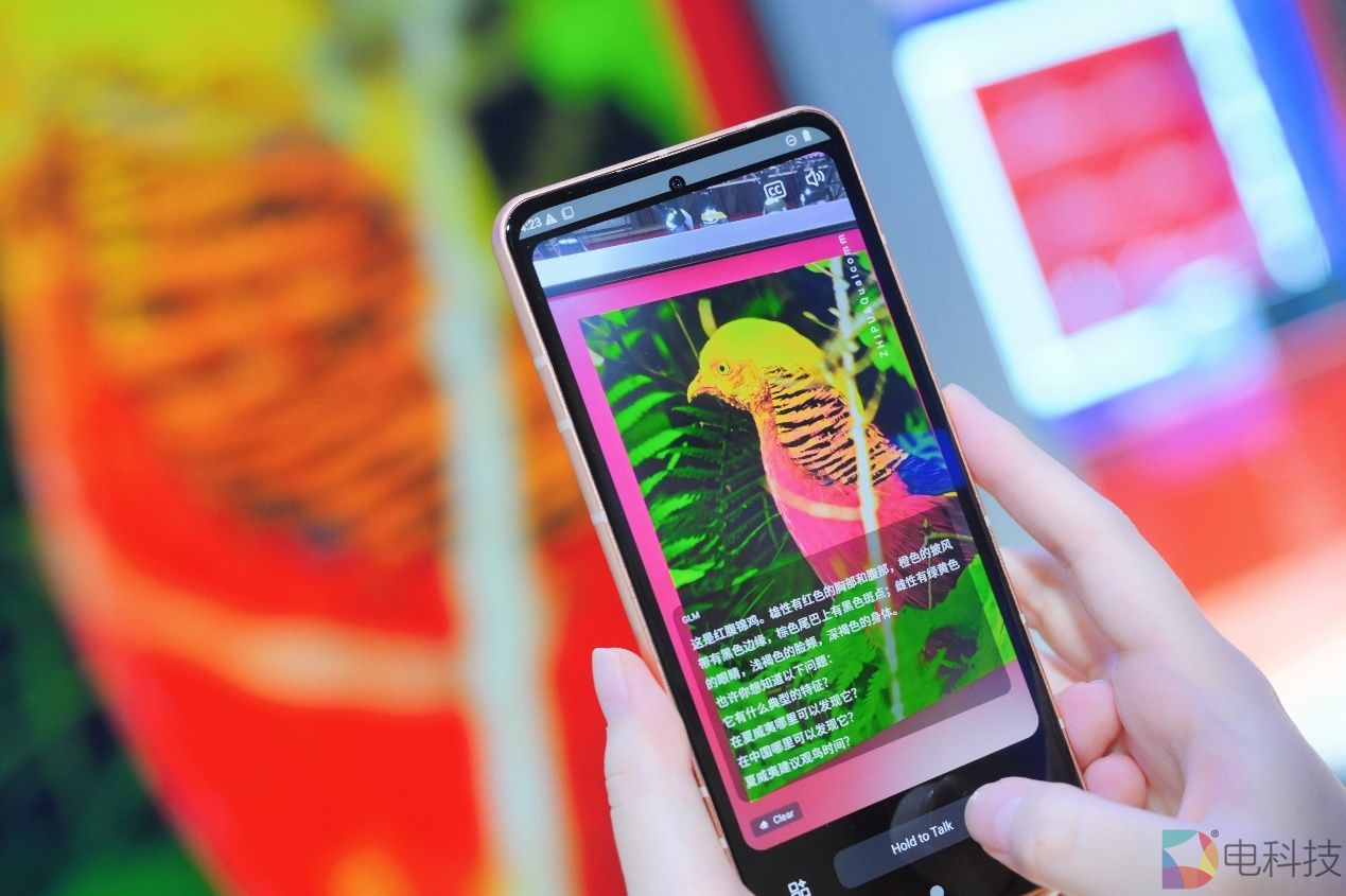 A person holding a phone

Description automatically generated