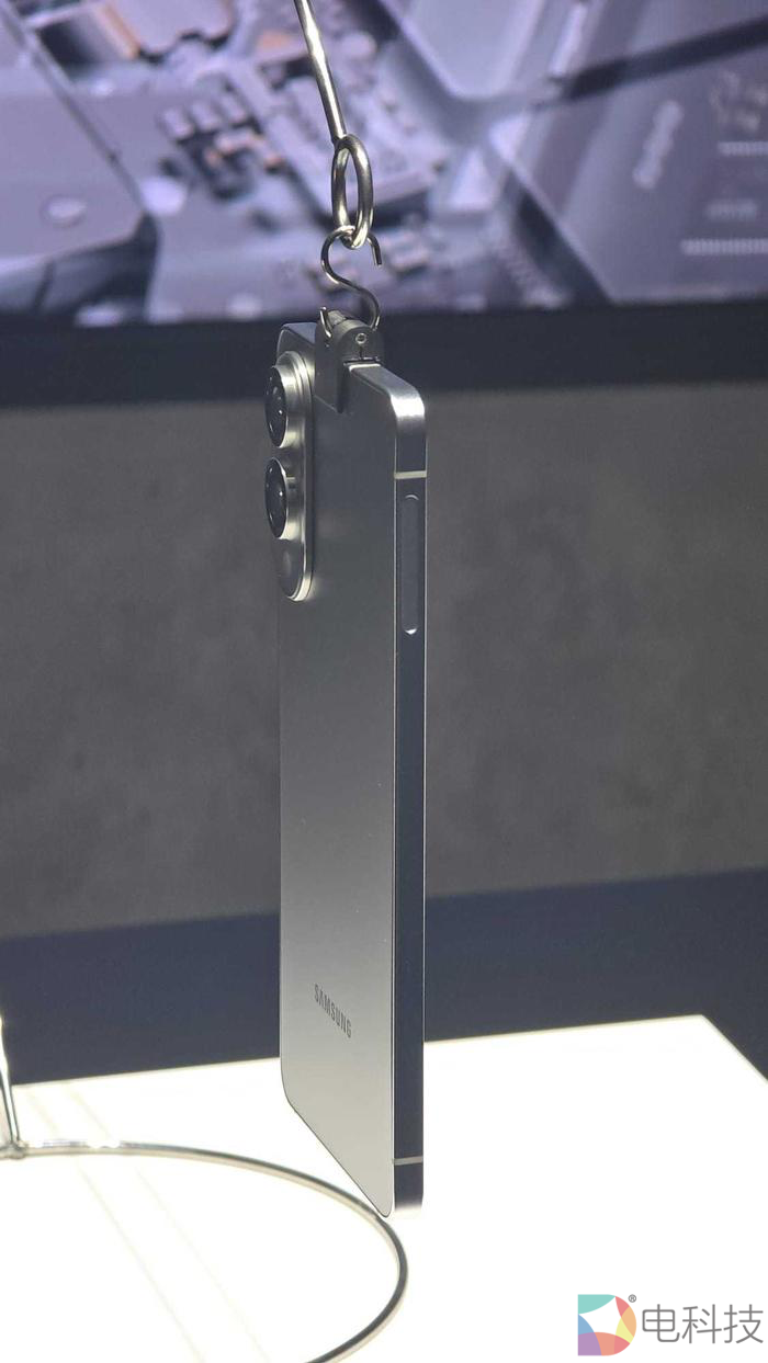 三星、iPhone杀回超薄手机赛道，小米OV又该如何接招？