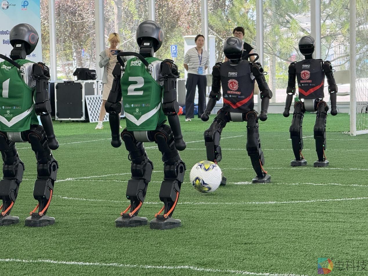 北京联通以双万兆网络为首届人形机器人赛事筑牢“坚实底座”，为智慧赛事赋能谱新篇