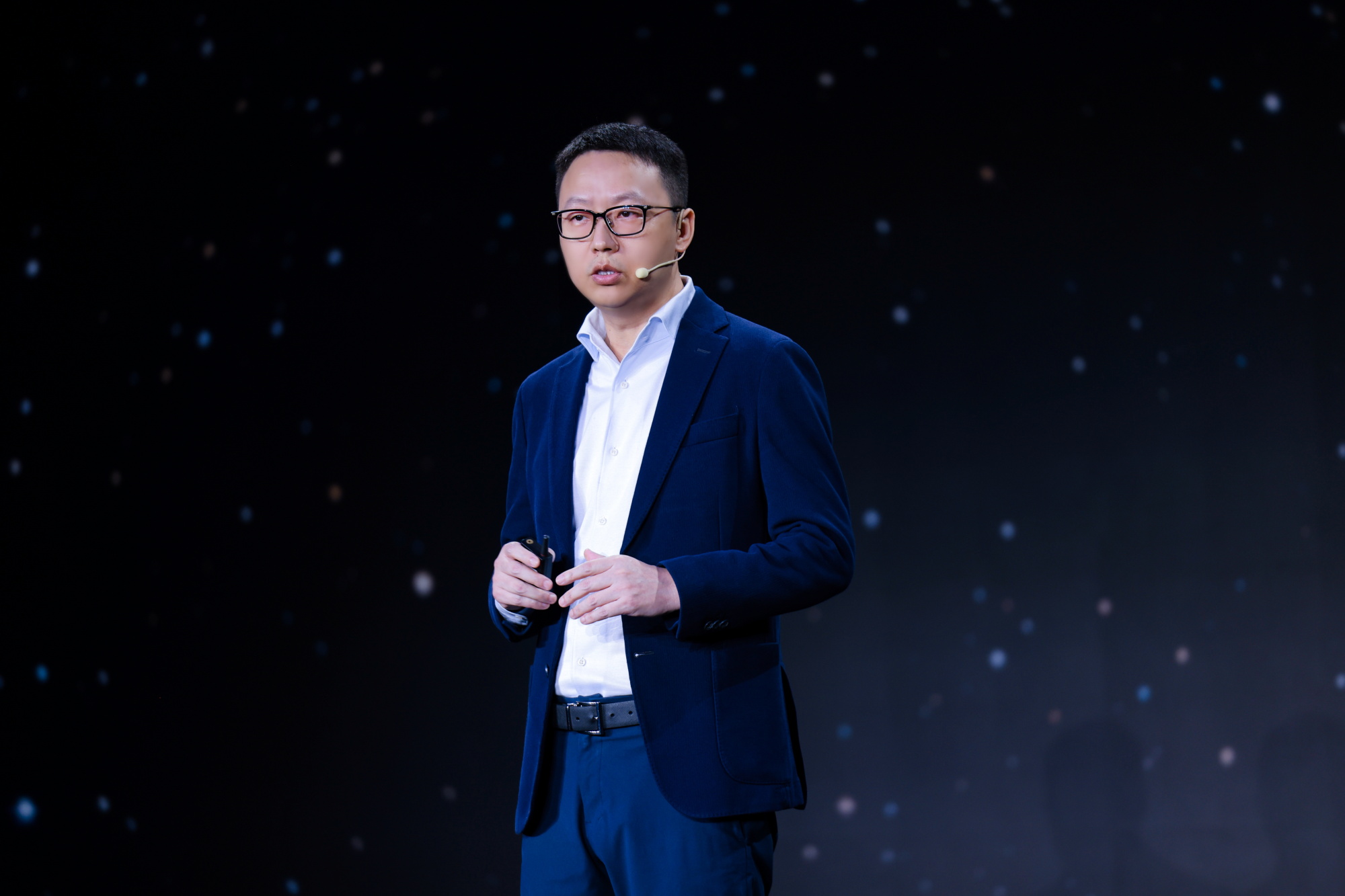 打造超级AI云，23分钟暴涨3000亿，阿里吴泳铭的慢思考与快行动