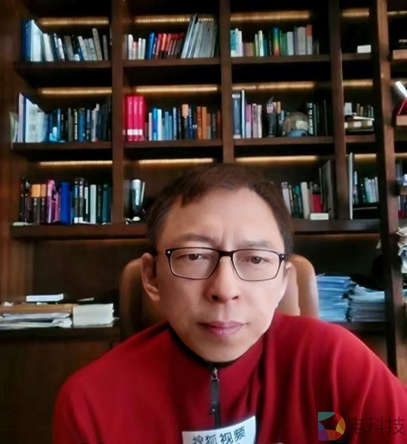 边“吃瓜”边学英语！张朝阳带你围观毒枭“假死”翻车、网红“作死”被捕