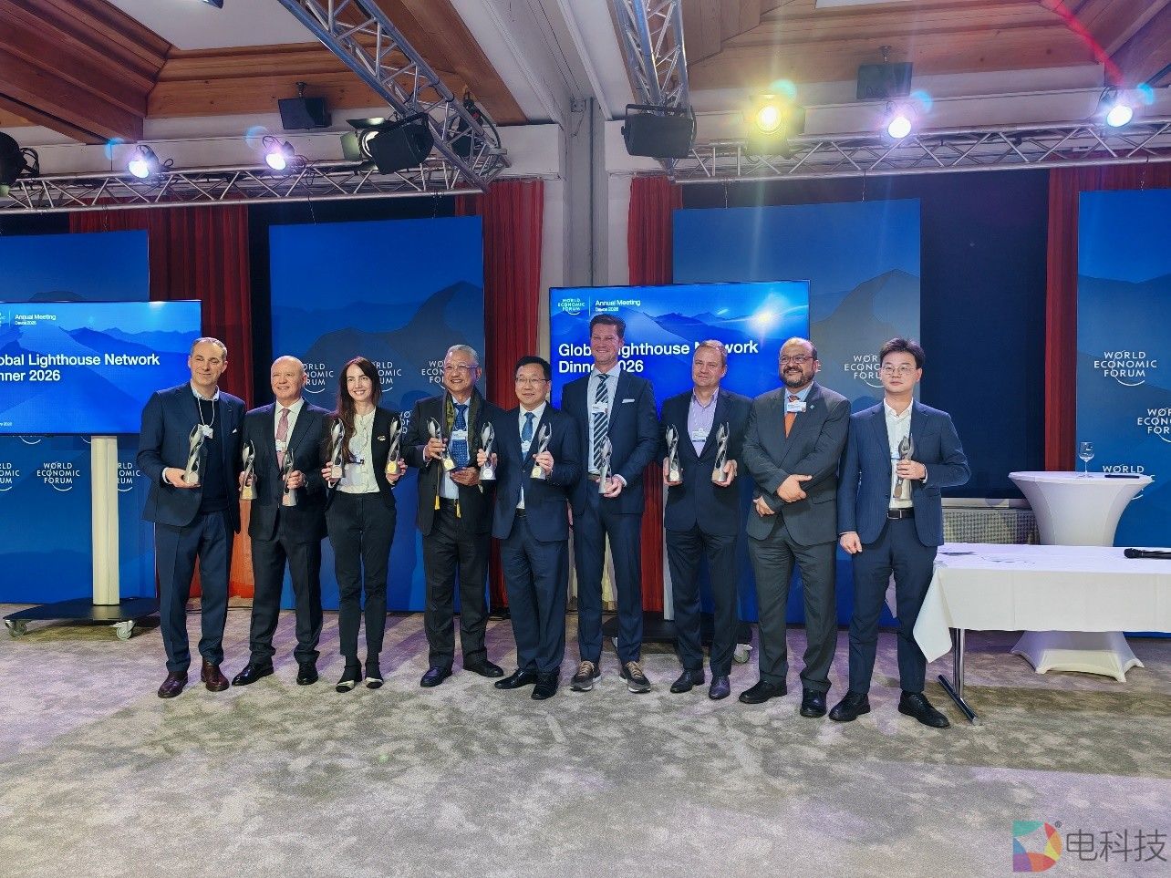 达沃斯高光时刻！海信电视斩获全球电视行业唯一“灯塔工厂”奖杯