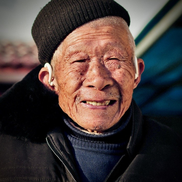 京东健康采销送适老年货 光明村九旬老人解锁智能健康新玩法