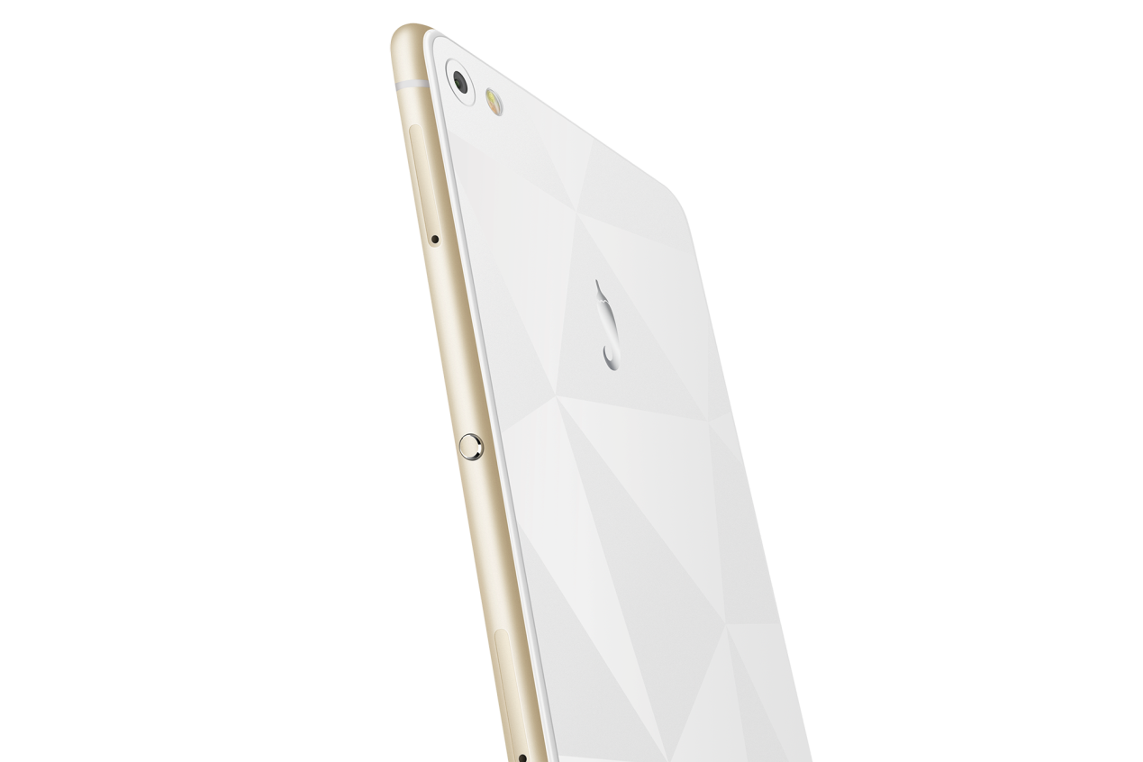 “钻石”背壳加super AMOLED屏幕 小辣椒7前后均出彩