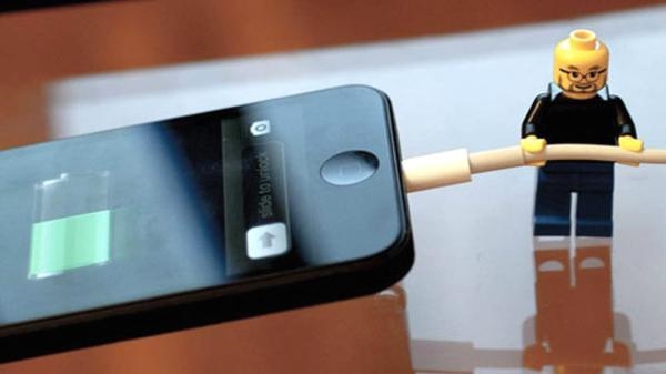 这块电池碉堡了 一分钟充满！