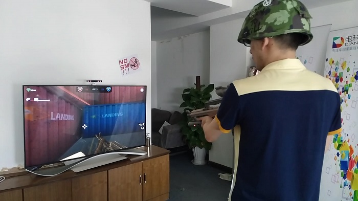 拿起枪跟我走 看超级枪王射爆屏幕