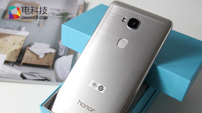 抢眼的金属拉丝工艺 荣耀畅玩5X图赏