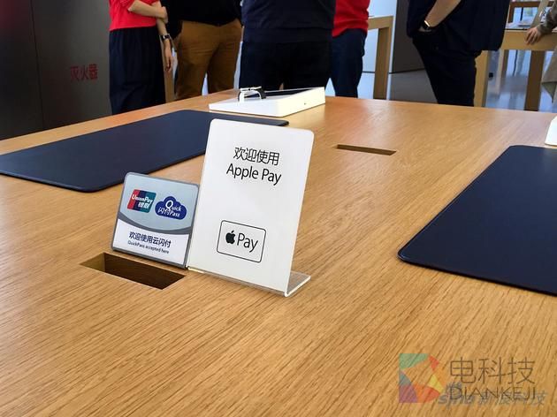 Apple Pay通过银联闪付实现 所以标识通常会放在一起